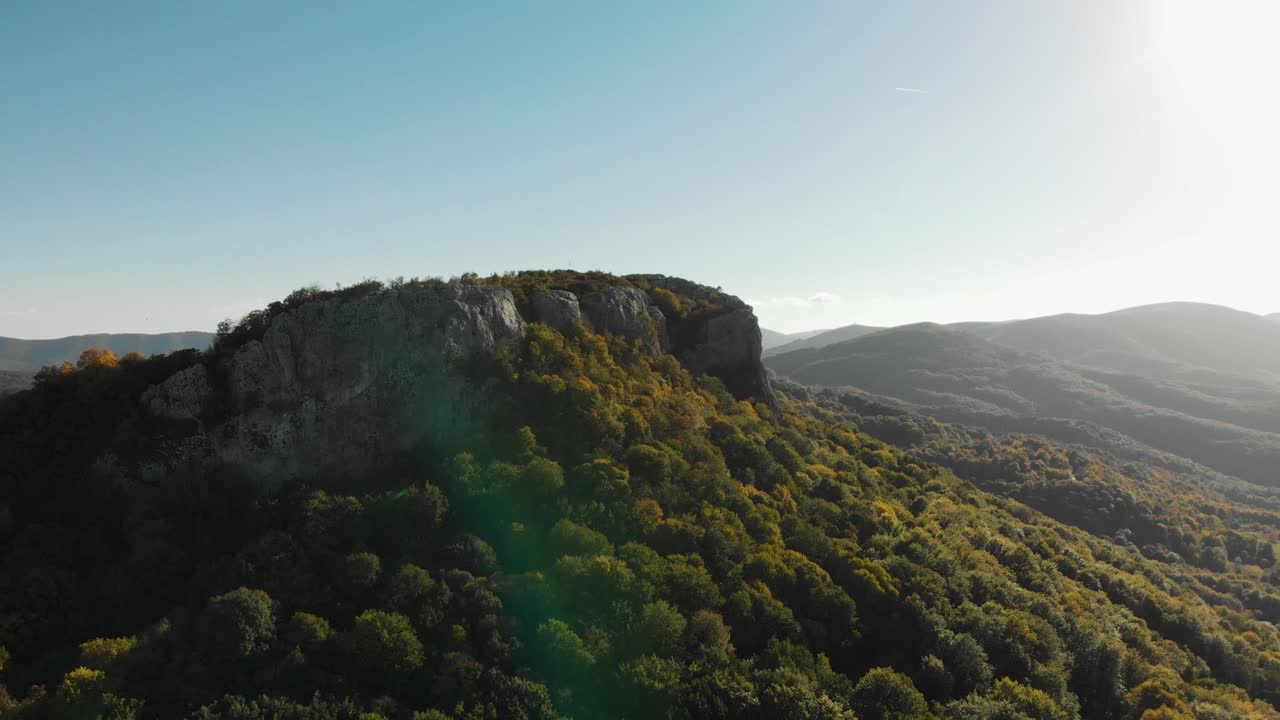 toma aérea con drones que quitan rocas altas-1