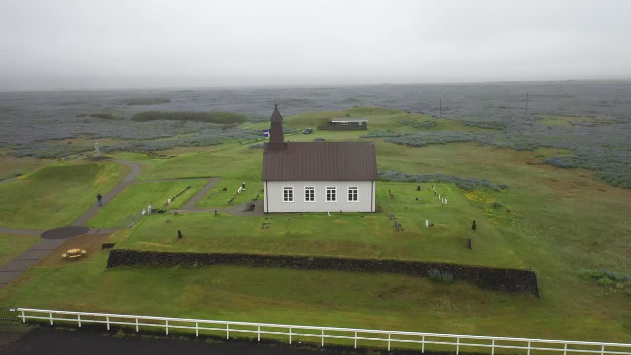 드론 비디오가 위로 움직이는 아이슬란드의 strandarkirkja 교회