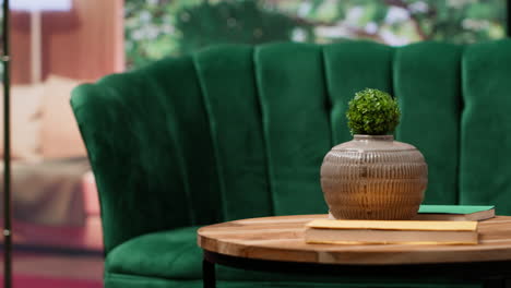 espaciosa cabaña vacía en el bosque con elegante sofá y una mesa de madera