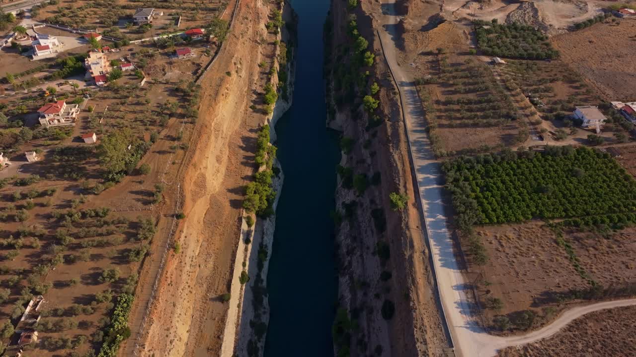 Vista aerea di un canale artificiale che serpeggia attraverso una valle rocciosa, Grecia