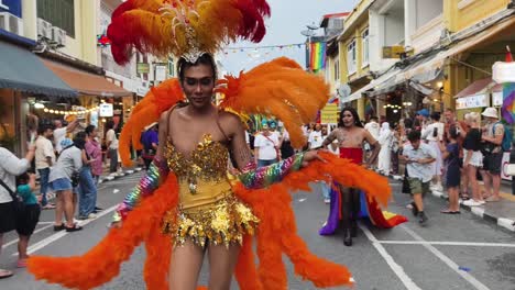 colorido desfile del orgullo gay en tailandia