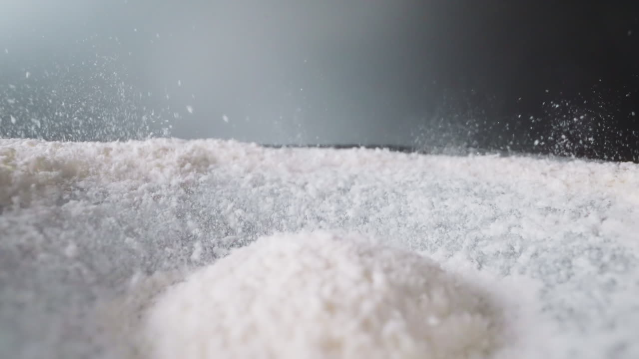 куча белого крахмала отскакивает и проливается в потрясенный сосуд