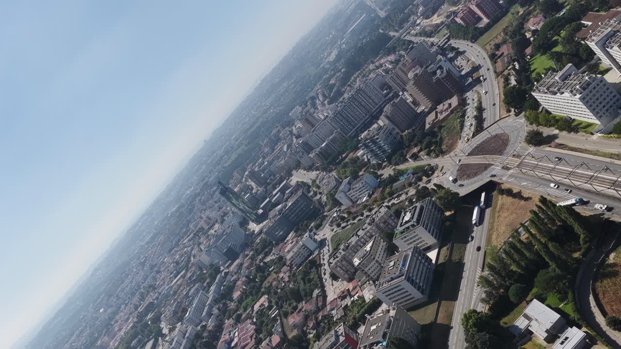 Infinity gimbal move over cityscape Porto