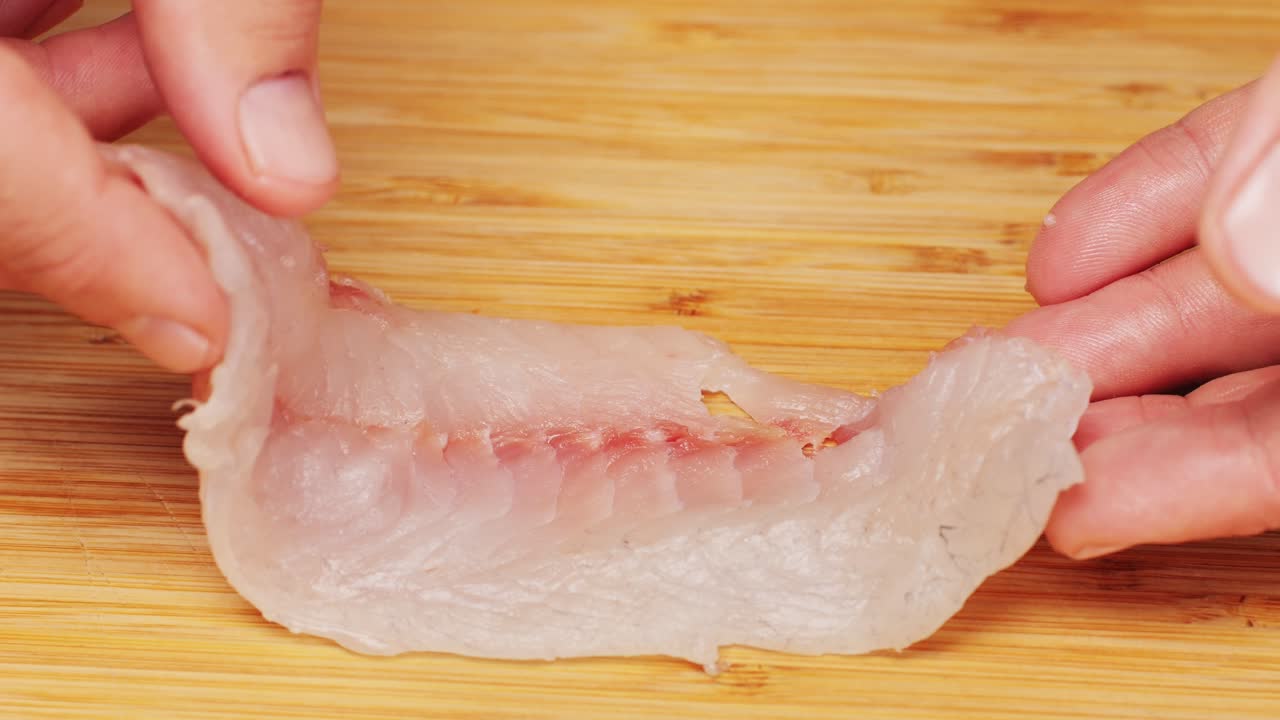 생선 필레를 준비하는 것