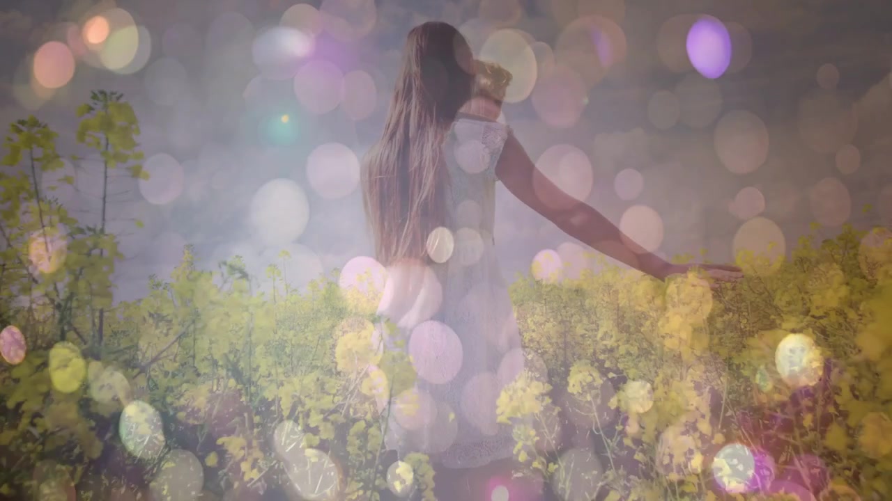 Mujer avanzando, rozando las flores amarillas del campo, creando una toma de estilo de vida, su pareja uniéndose, bokeh.