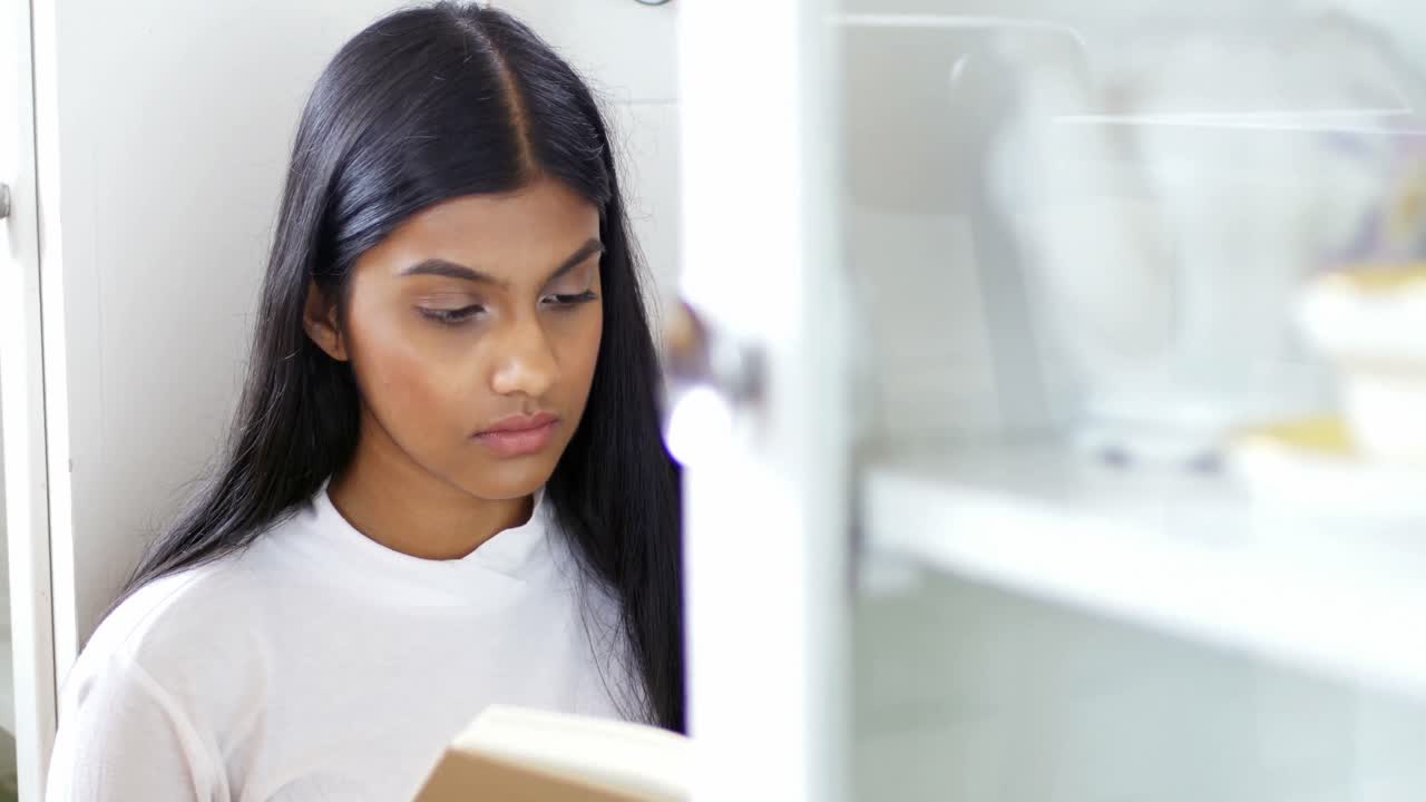 mujer leyendo una novela en la sala de estar