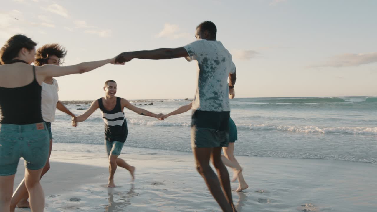 친구 들 이 해변 에 있는 장미 꽃 을 둘러싸고 놀고 있다