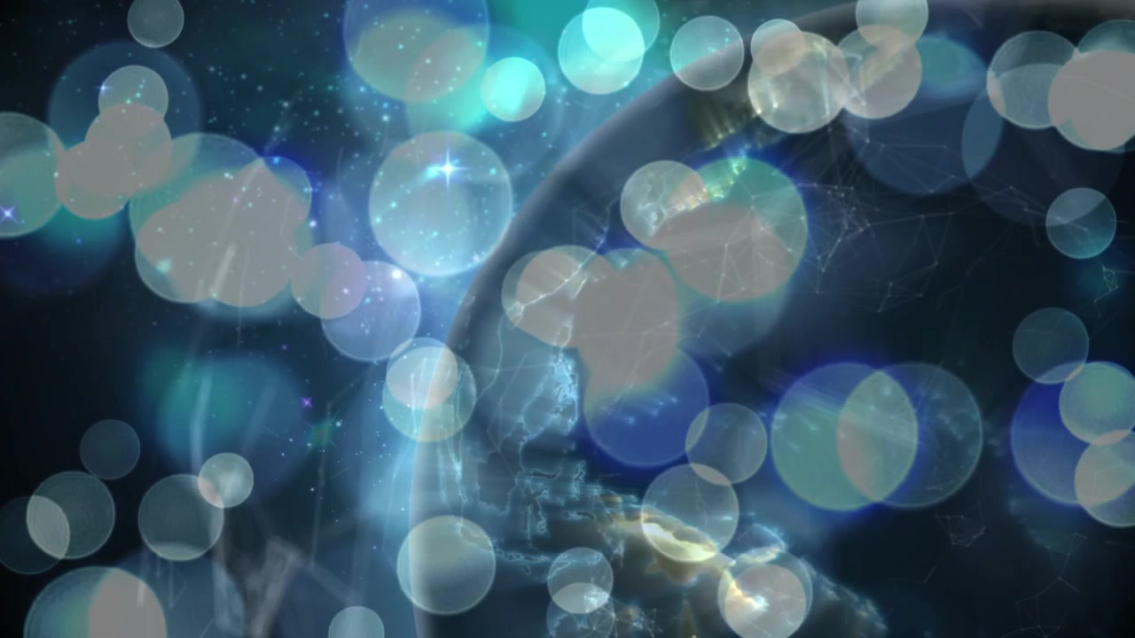 Des disques de bokeh flottants lançant un globe stylisé en rotation et un zoom de la caméra révélant les lumières nocturnes.