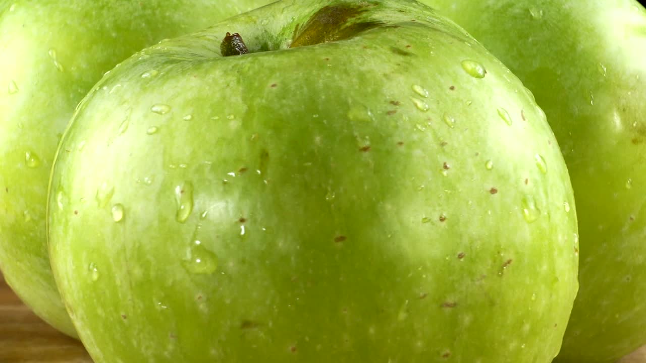 Æbler på sort baggrund. Skærebræt i bevægelse.