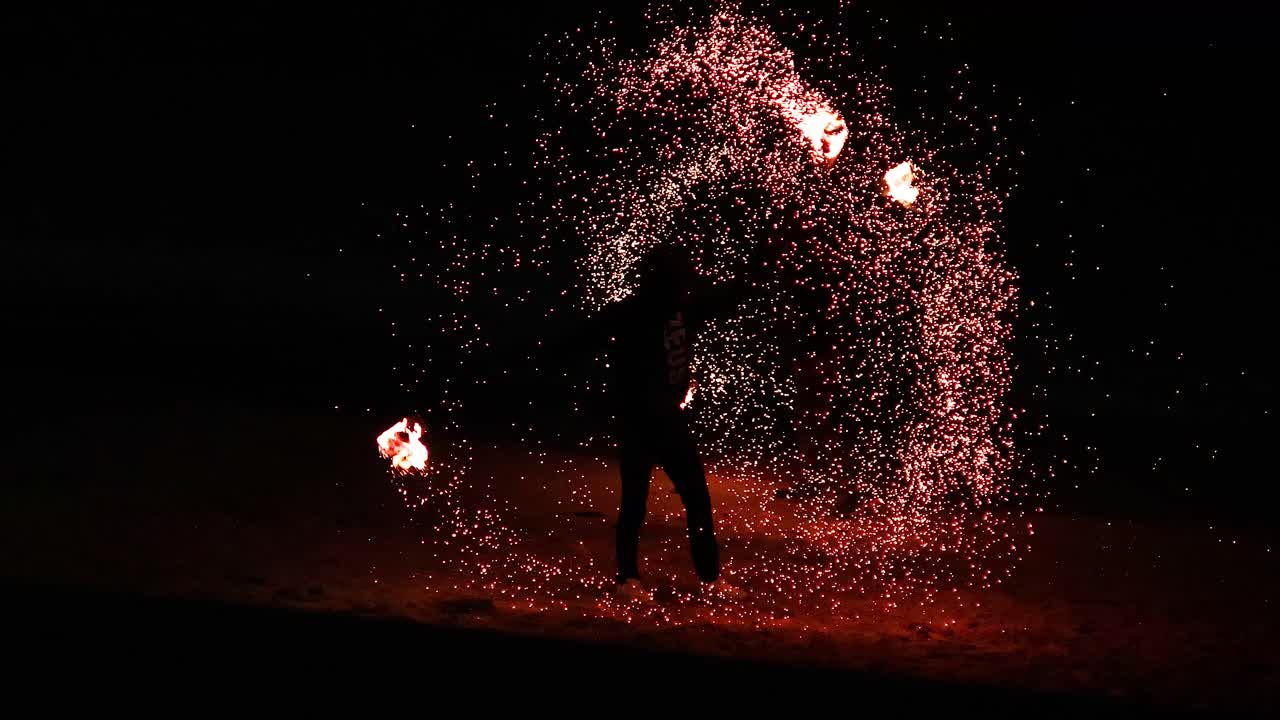 공연자 는 해변 에서 화재 예술 을 보여준다