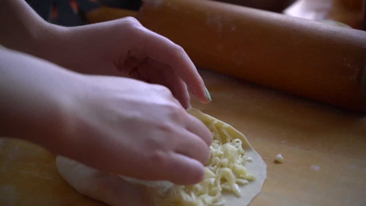 persona haciendo pizza casera en la cocina
