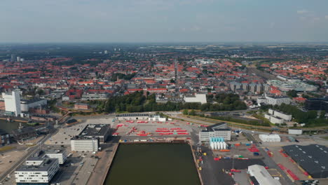 Vista-De-Drones-Del-Puerto-Marítimo-De-Esbjerg,-Dinamarca,-El-Segundo-Puerto-Más-Grande-Del-Mar-Del-Norte.-Impresionante-Vista-Aérea-A-Vista-De-Pájaro-Del-Horizonte-De-La-Ciudad-Moviéndose-Hacia-El-Puerto