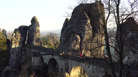 famoso y vacío puente bastei de la suiza sajona en el parque nacional, alemania