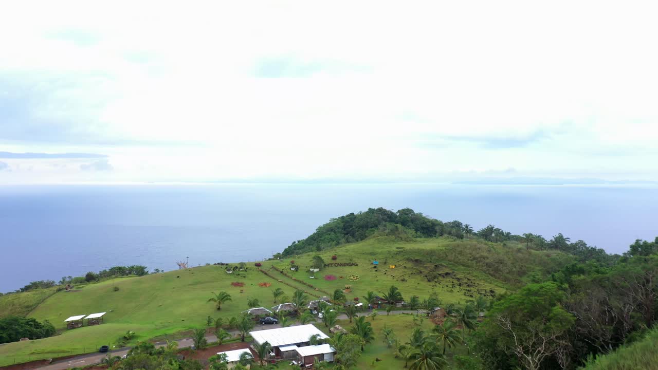 필리핀 남부 레이테의 핀투얀 마을에 있는 캐닝가그 산 공원의 공중 전망