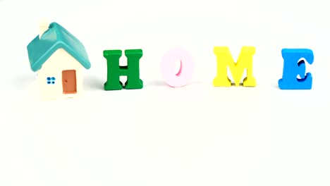 letras decorativas que forman la palabra hogar con casa en fondo blanco