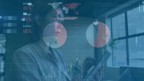 animación de procesamiento de datos financieros sobre mujer de negocios asiática usando tableta en la oficina