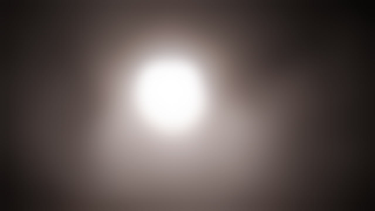 extraño, brillante, alienígena, luz de orbe ovni, luz de fantasma o luna en la niebla y el humo para halloween o ciencia ficción, fondo de ciencia ficción