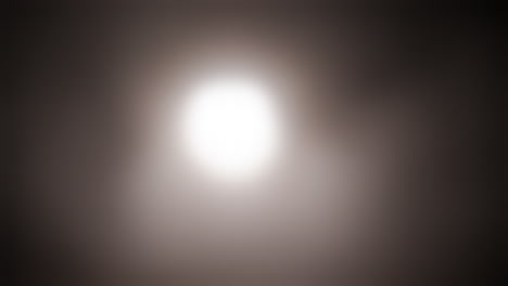 extraño, brillante, alienígena, luz de orbe ovni, luz de fantasma o luna en la niebla y el humo para halloween o ciencia ficción, fondo de ciencia ficción