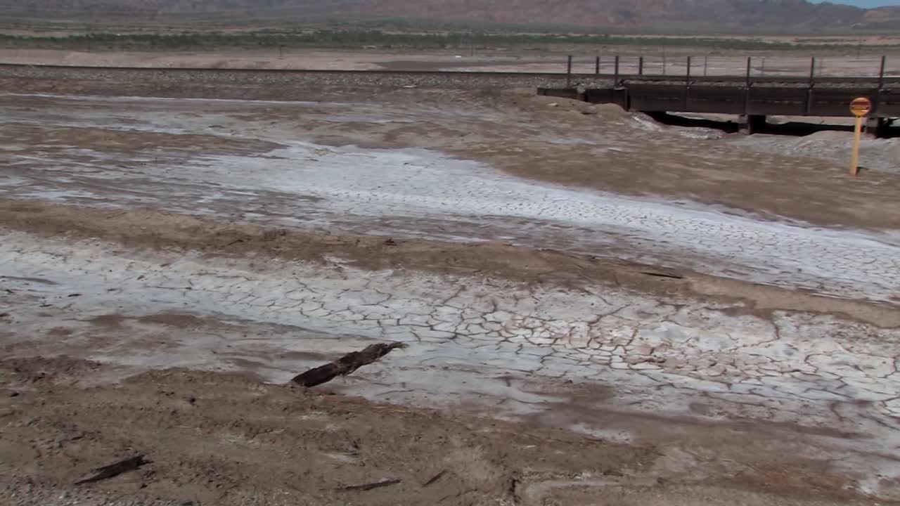 염해(salton sea) 근처의 열로 인한 남부 캘리포니아의 건조지대 염분의 팬 샷