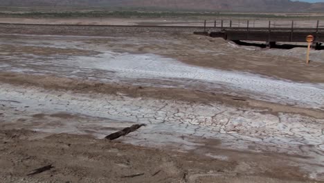 toma panorámica de la salinidad de las tierras secas en el sur de california debido al calor cerca del mar salton