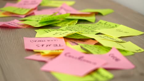 pila de notas post-it rosas y amarillas, enfoque selectivo