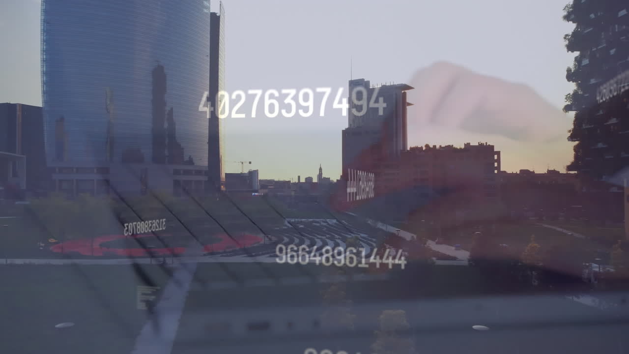 aumento de múltiples números en la sección media de la persona que usa computadora portátil contra el paisaje urbano