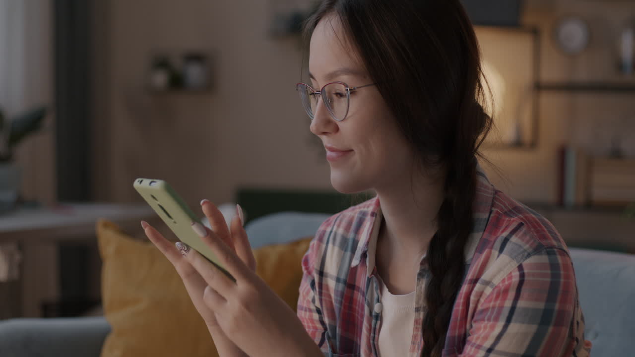 mujer joven usando teléfono inteligente en casa