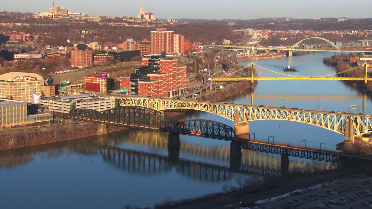 Pittsburgh PA yakınında nehri geçen köprüler 3