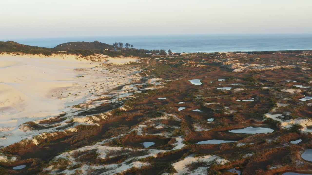 프라이아 다 조아퀴나 모래 언덕과 모래톱 석호, 플로리아노폴리스 시, 산타 카타리나, 브라질의 공중 전망
