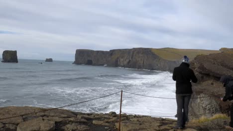 atractiva joven explora la costa islandesa