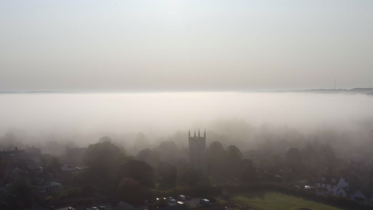 드론 샷 안개 06에서 islip 교회 궤도