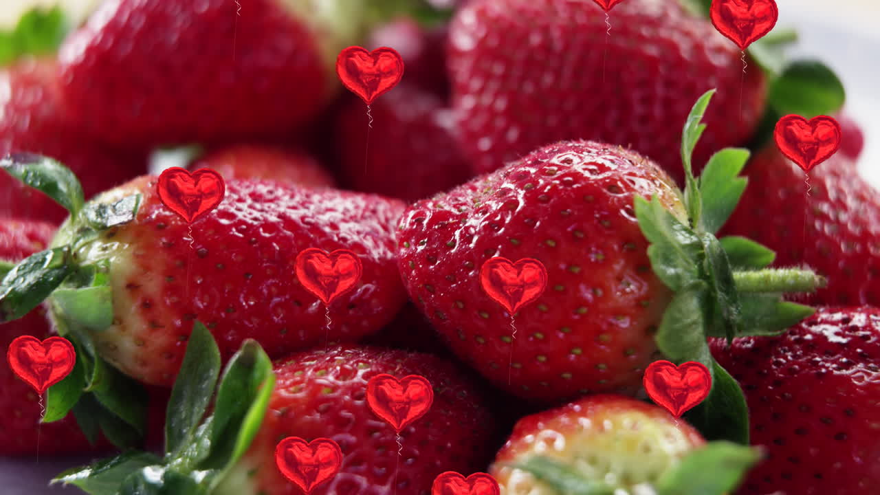 animación de corazones rojos que caen sobre las fresas