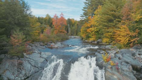 Tobey-Falls,-Umgeben-Von-Lebhaftem,-Herbstfarbenem-Laub