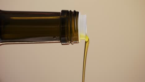 aceite de oliva que se vierte de la botella