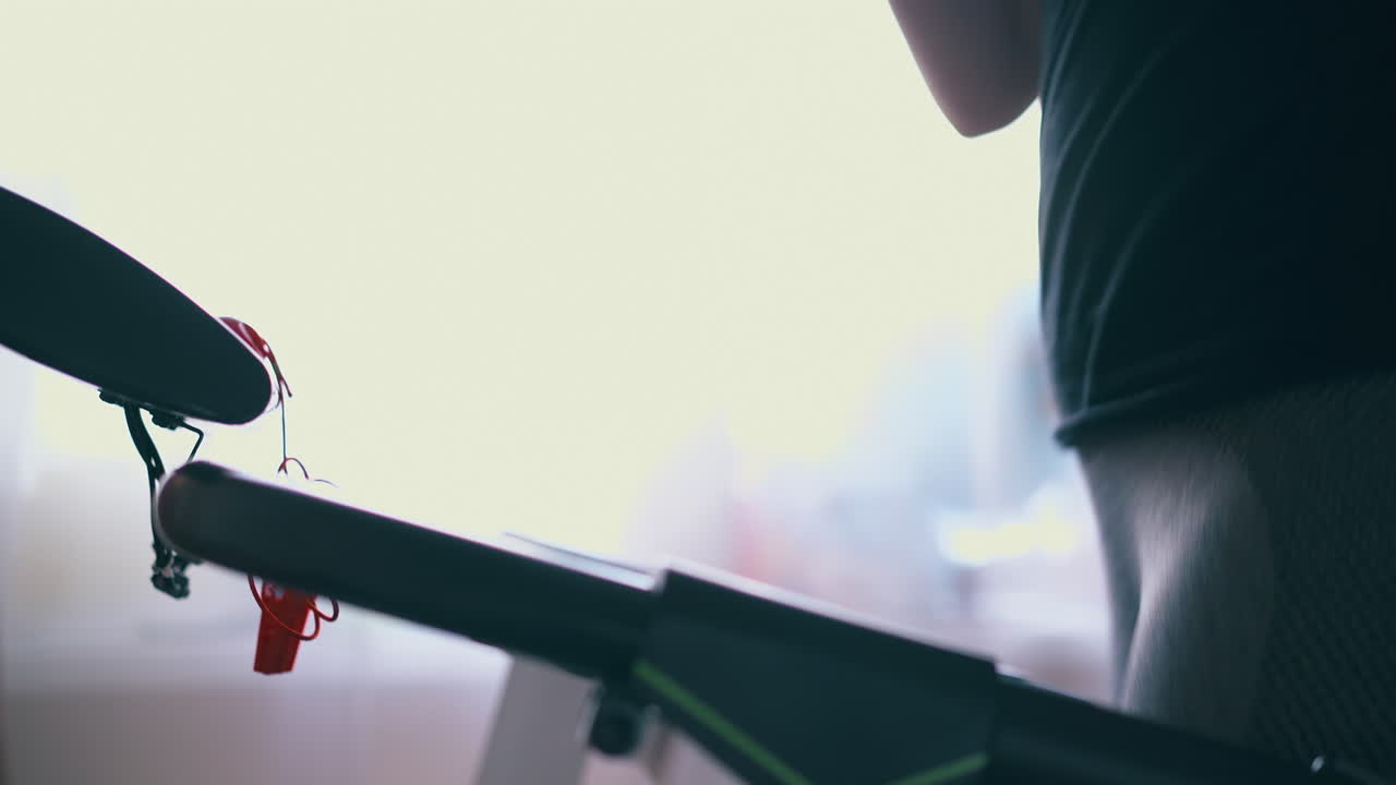 스포츠 의류 를 입은 여자 는 방 에서 운동 선수 트랙 에서 훈련 을 하고 있다