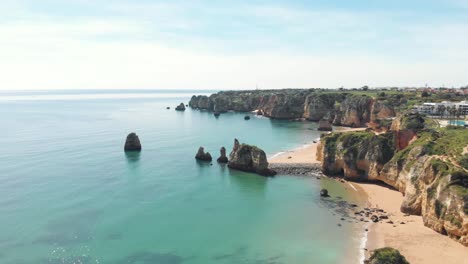 Resorthotel-Mit-Blick-Auf-Klippen-Und-Strand,-Lagos,-Algarve