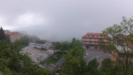 las nubes gruesas cubren la república de san marín