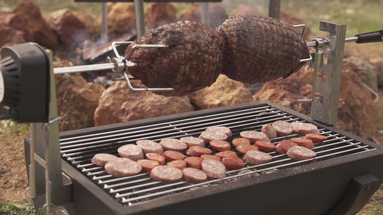 sabrosa parrilla con carne a la parrilla y salchichas durante la puesta de sol en el festival