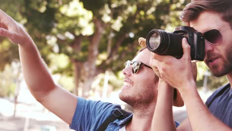 amigos hipsters tomando fotos con una cámara vieja