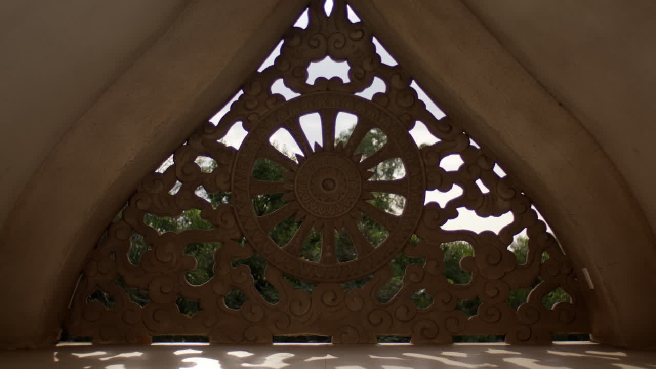 다르마 바와 함께 장식 된 삼각형 창