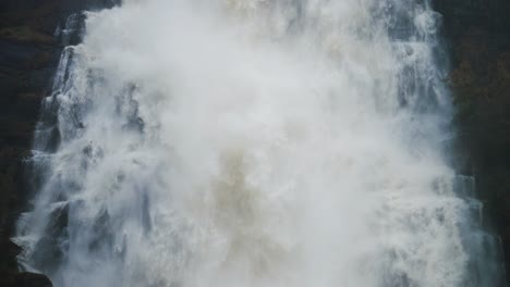 una cascada desbordante de tvindefossen después de las fuertes lluvias