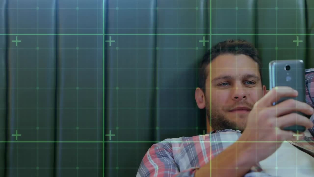 múltiples iconos humanos flotando sobre la red de red contra el hombre caucásico que usa un teléfono inteligente