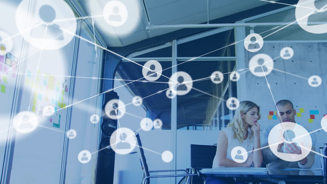 사무실에서 태블릿을 사용하는 다양한 비즈니스 사람들에 대한 연결 네트워크의 애니메이션