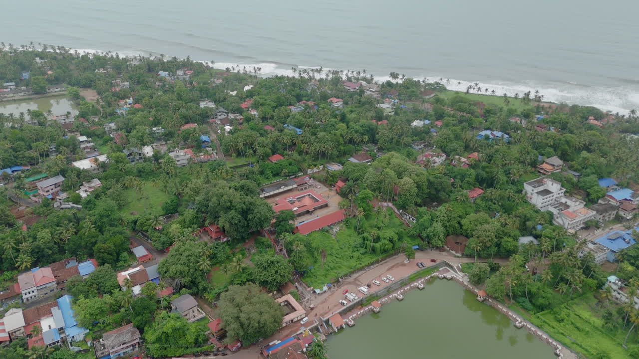 vista desde un avión no tripulado del templo de varkala janardhana swamy y la playa de pananasam, thiruvananthapuram, kerala, india