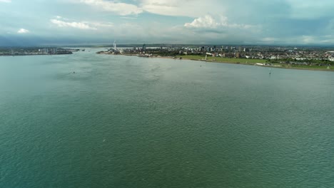 volando sobre el puerto de portsmouth con vista lejana de la torre spinnaker en portsmouth, reino unido