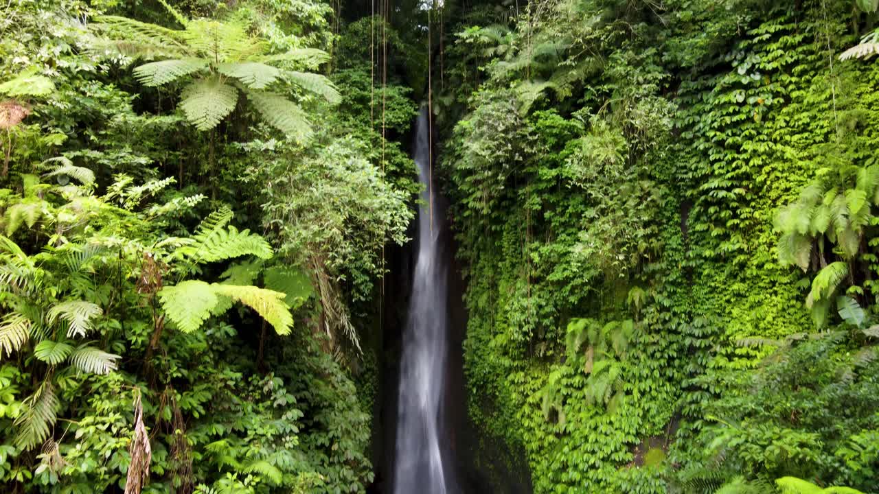 vista aérea épica cinematográfica de la cascada de leke leke en la regencia de tabanan en bali, indonesia