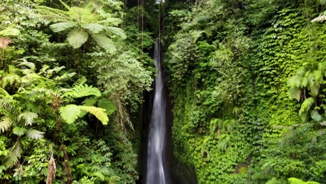 Epic-cinematic-aerial-view-of-the-Leke-Leke-Waterfall-in-Tabanan-Regency-in-Bali,-Indonesia