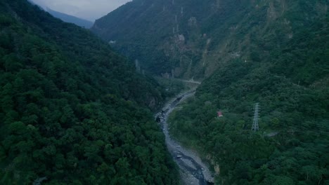 valle de montaña con río y cielo en guguan taichung taiwán
