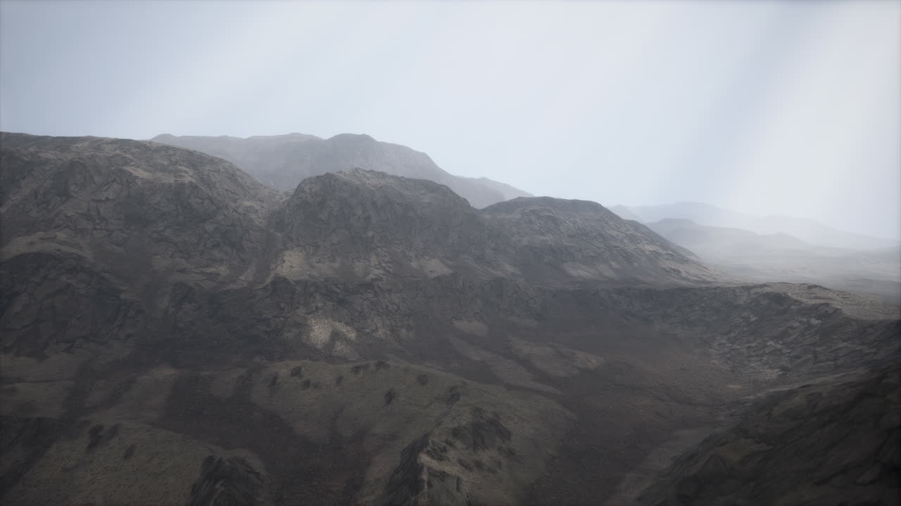 rayos de sol contra el telón de fondo de las montañas