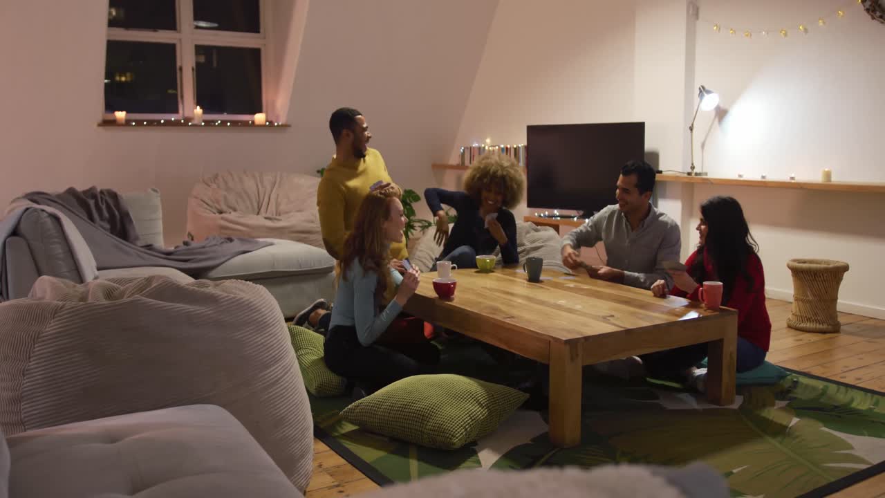 밀레니얼 세대의 성인 친구들이 집에서 함께 어울리고 있습니다.